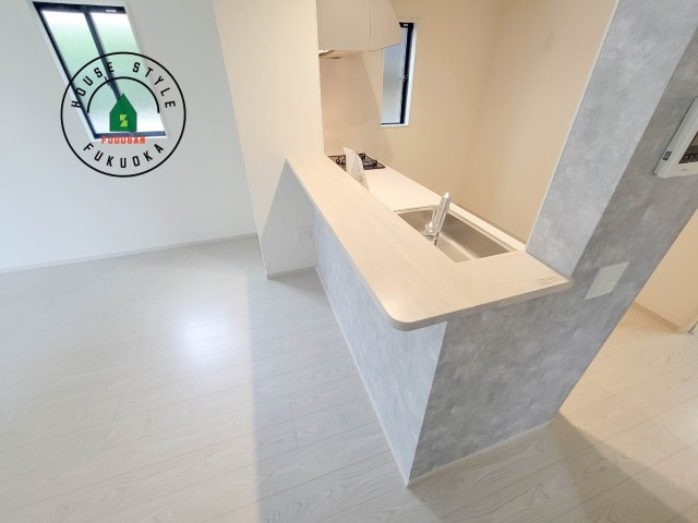 福岡市城南区樋井川7丁目第2-4棟（3号棟）のダイニング|キッチンから立ち込める香りが今日の料理を期待させます。