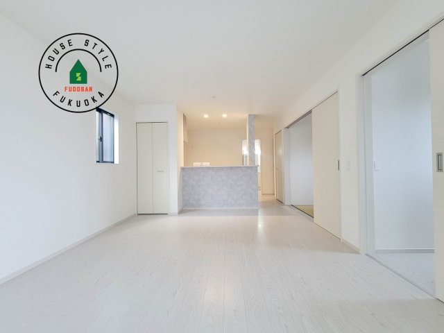 福岡市城南区樋井川7丁目第2-4棟（3号棟）の居間・リビング|キッチンからリビングをしっかり確認できます。家族の笑顔があふれる空間になりそうですね。