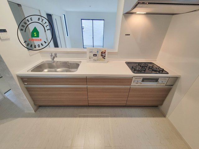 福岡市城南区樋井川7丁目第2-4棟（3号棟）のキッチン|ご家族を近くに感じられる対面キッチンのLDK。会話もはずみそうですね。