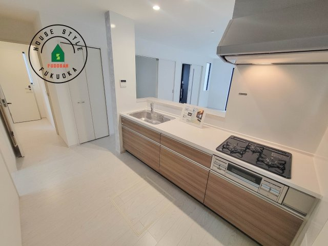 福岡市城南区樋井川7丁目第2-4棟（3号棟）のキッチン|ダイニングテーブルへの配膳がラクラク、お料理はかどるカウンター付きシステムキッチン！