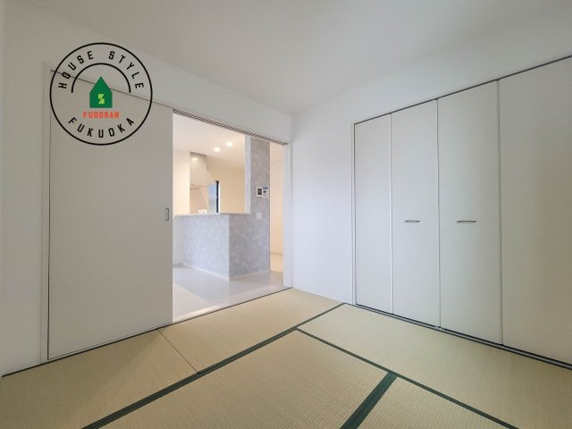 福岡市城南区樋井川7丁目第2-4棟（3号棟）の和室|和室を上手に活用すると暮らし方の幅が広がります。例えば普段は開け放して、子供の小さいうちはお昼寝や遊びのスペースに。畳はソフトなので転んでもケガをしにくく安心です