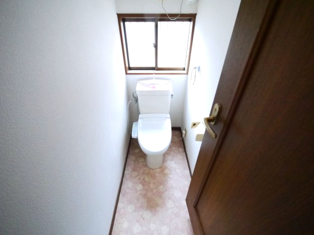 東金市大沼田　中古戸建のトイレ|内外装リフォーム済み令和8年1月 平成7年4月築 ３DK  裏庭で菜園BBQが可能です。閑静な分譲地