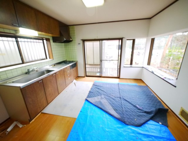 東金市大沼田　中古戸建の居間・リビング|内外装リフォーム済み令和8年1月 平成7年4月築 ３DK  裏庭で菜園BBQが可能です。閑静な分譲地