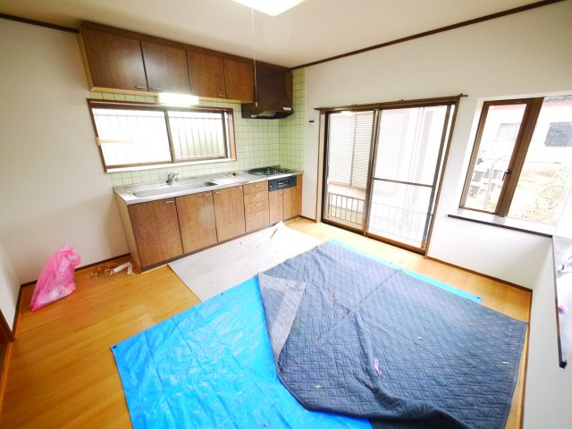 東金市大沼田　中古戸建の居間・リビング|内外装リフォーム済み令和8年1月 平成7年4月築 ３DK  裏庭で菜園BBQが可能です。閑静な分譲地