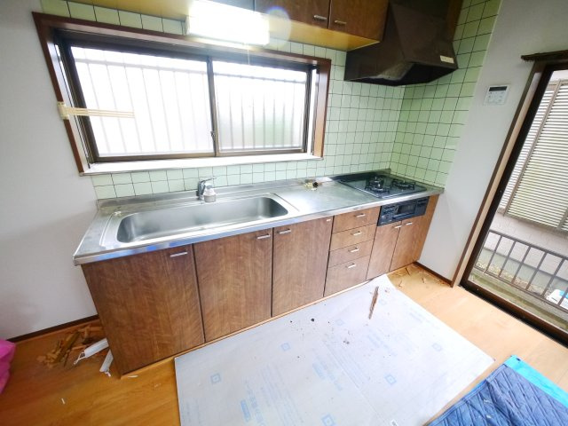 東金市大沼田　中古戸建のキッチン|内外装リフォーム済み令和8年1月 平成7年4月築 ３DK  裏庭で菜園BBQが可能です。閑静な分譲地