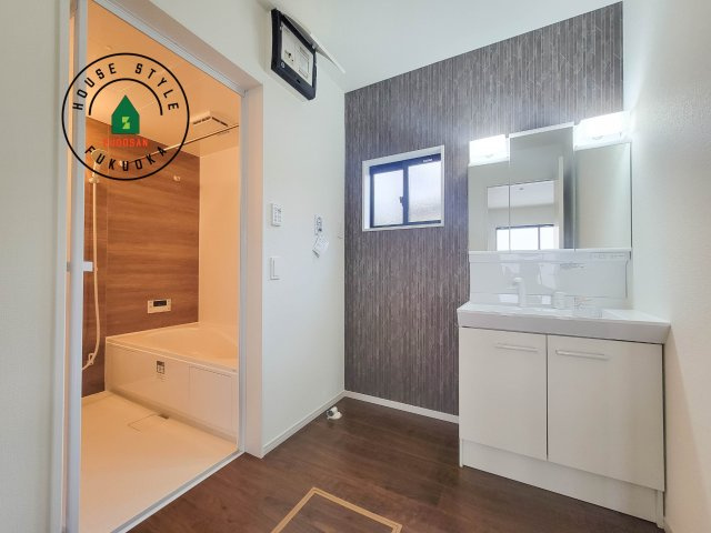 福岡市城南区樋井川7丁目第2-4棟（4号棟）の脱衣所|ゆとりの洗面スペースで朝の身支度もスムーズに。暮らしを快適に変えるシャワー付洗面台です！