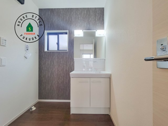 福岡市城南区樋井川7丁目第2-4棟（4号棟）の独立洗面台|毎日使うものだから清潔な空間を保ちたい水回り。洗面にはそんな願いを解消させてくれる収納アイデアが満載です。三面鏡の裏側にはキャビネットが現れ小物から背の高い物まで収納できます。