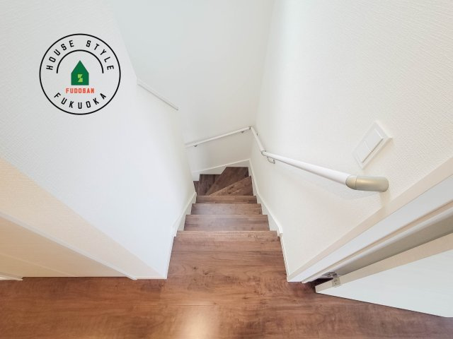 福岡市城南区樋井川7丁目第2-4棟（4号棟）の内装|＜手すり付階段＞手すりがないと階段の昇り降りで危険なことはもちろん、壁に手をつきながら歩くことで壁紙が汚れやすくなります。すべての方に快適に昇り降りしていただくため、手すりを設置しました。