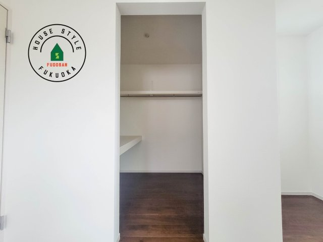 福岡市城南区樋井川7丁目第2-4棟（4号棟）の収納|洋服や大きな荷物が多い方や人数の多いご家族などは、一般的なクローゼットよりもウォークインクローゼットのほうが使い勝手が良いです。