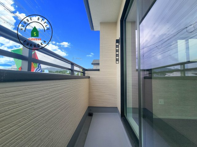 福岡市城南区樋井川7丁目第2-4棟（4号棟）のバルコニー|風をしっかりと感じられるバルコニーでは、毎日が洗濯日和です。広々としているので洗濯も楽しくなるでしょうし、気分転換にバルコニーからの眺めを楽しむのもいいでしょう。