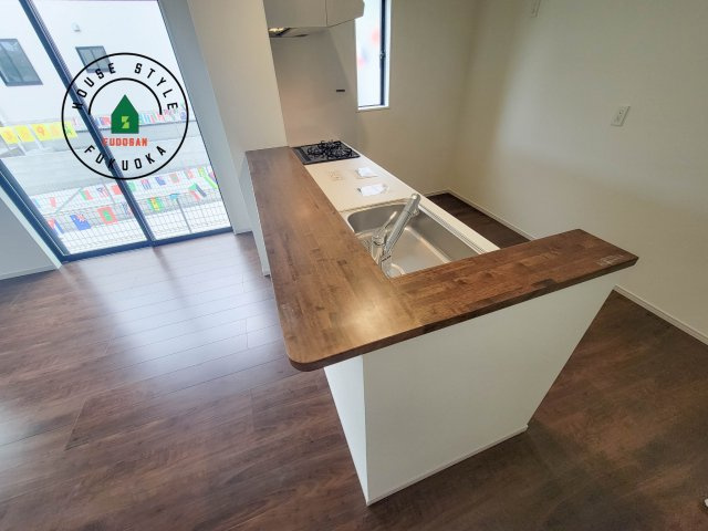 福岡市城南区樋井川7丁目第2-4棟（4号棟）のダイニング|キッチンから立ち込める香りが今日の料理を期待させます。