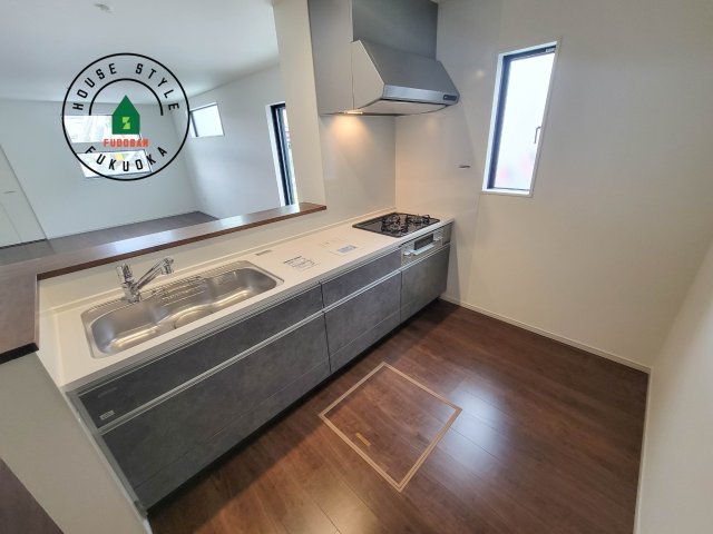 福岡市城南区樋井川7丁目第2-4棟（4号棟）のキッチン|ダイニングテーブルへの配膳がラクラク、お料理はかどるカウンター付きシステムキッチン！