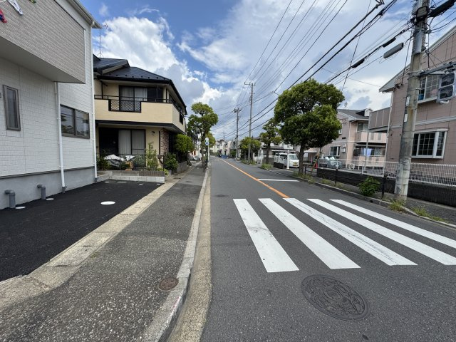 市川市本北方２丁目新築戸建【北方小学校：4分】の前面道路含む現地写真|東側前面道路・幅員約10ｍ・歩道部分あり安心！