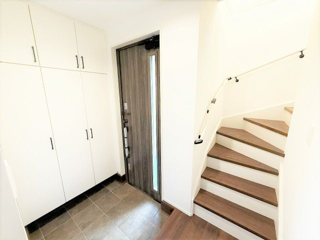 【玄関】 | 【仲介手数料２３０万円が無料！】■眺望良好■庭スペースあり■高台■陽当り良好 | 【諸費用が２３０万円ＯＦＦ」です！】
■詳細は「物件概要」の「諸費用」欄をご確認下さい！
■周辺より高台につき陽当りも開放感も良好！
■吹抜け天井のリビングダイニングからの眺望が抜群！
■内覧可能