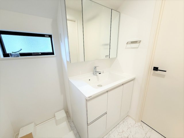 【独立洗面台】 | 【仲介手数料２３０万円が無料！】■眺望良好■庭スペースあり■高台■陽当り良好 | 【諸費用が２３０万円ＯＦＦ」です！】
■詳細は「物件概要」の「諸費用」欄をご確認下さい！
■周辺より高台につき陽当りも開放感も良好！
■吹抜け天井のリビングダイニングからの眺望が抜群！
■内覧可能