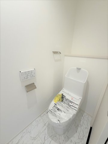 【トイレ】 | 【仲介手数料２３０万円が無料！】■眺望良好■庭スペースあり■高台■陽当り良好 | 【諸費用が２３０万円ＯＦＦ」です！】
■詳細は「物件概要」の「諸費用」欄をご確認下さい！
■周辺より高台につき陽当りも開放感も良好！
■吹抜け天井のリビングダイニングからの眺望が抜群！
■内覧可能