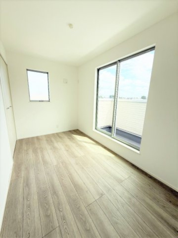 【洋室】 | 【仲介手数料２３０万円が無料！】■眺望良好■庭スペースあり■高台■陽当り良好 | 【諸費用が２３０万円ＯＦＦ」です！】
■詳細は「物件概要」の「諸費用」欄をご確認下さい！
■周辺より高台につき陽当りも開放感も良好！
■吹抜け天井のリビングダイニングからの眺望が抜群！
■内覧可能