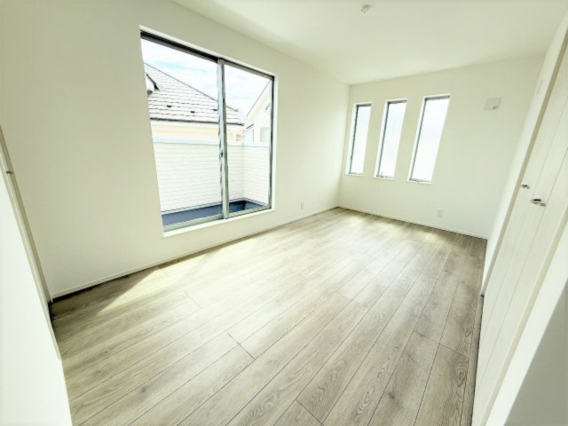 【洋室】 | 【仲介手数料２３０万円が無料！】■眺望良好■庭スペースあり■高台■陽当り良好 | 【諸費用が２３０万円ＯＦＦ」です！】
■詳細は「物件概要」の「諸費用」欄をご確認下さい！
■周辺より高台につき陽当りも開放感も良好！
■吹抜け天井のリビングダイニングからの眺望が抜群！
■内覧可能