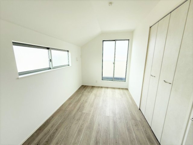 【洋室】 | 【仲介手数料２３０万円が無料！】■眺望良好■庭スペースあり■高台■陽当り良好 | 【諸費用が２３０万円ＯＦＦ」です！】
■詳細は「物件概要」の「諸費用」欄をご確認下さい！
■周辺より高台につき陽当りも開放感も良好！
■吹抜け天井のリビングダイニングからの眺望が抜群！
■内覧可能