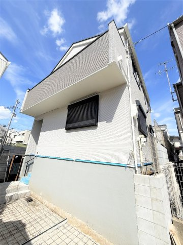 【外観】 | 【仲介手数料２３０万円が無料！】■眺望良好■庭スペースあり■高台■陽当り良好 | 【諸費用が２３０万円ＯＦＦ」です！】
■詳細は「物件概要」の「諸費用」欄をご確認下さい！
■周辺より高台につき陽当りも開放感も良好！
■吹抜け天井のリビングダイニングからの眺望が抜群！
■内覧可能