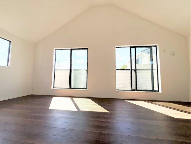 【居間・リビング】 | 【仲介手数料２３０万円が無料！】■眺望良好■庭スペースあり■高台■陽当り良好 | 【諸費用が２３０万円ＯＦＦ」です！】
■詳細は「物件概要」の「諸費用」欄をご確認下さい！
■周辺より高台につき陽当りも開放感も良好！
■吹抜け天井のリビングダイニングからの眺望が抜群！
■内覧可能