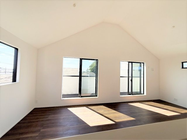 【洋室】 | 【仲介手数料２３０万円が無料！】■眺望良好■庭スペースあり■高台■陽当り良好 | 【お得な諸費用サービスキャンペーン中！】
■詳細は「物件概要」の「諸費用」欄をご確認下さい！
■周辺より高台につき陽当りも開放感も良好！
■吹抜け天井のリビングダイニングからの眺望が抜群！
■内覧可能