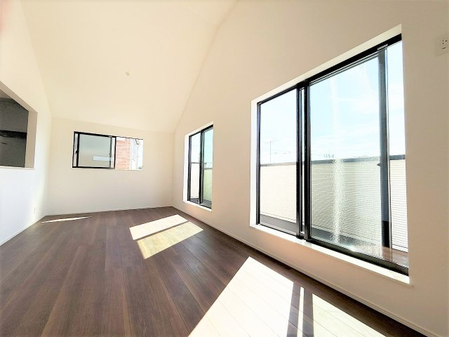 【居間・リビング】 | 【仲介手数料２３０万円が無料！】■眺望良好■庭スペースあり■高台■陽当り良好 | 【諸費用が２３０万円ＯＦＦ」です！】
■詳細は「物件概要」の「諸費用」欄をご確認下さい！
■周辺より高台につき陽当りも開放感も良好！
■吹抜け天井のリビングダイニングからの眺望が抜群！
■内覧可能