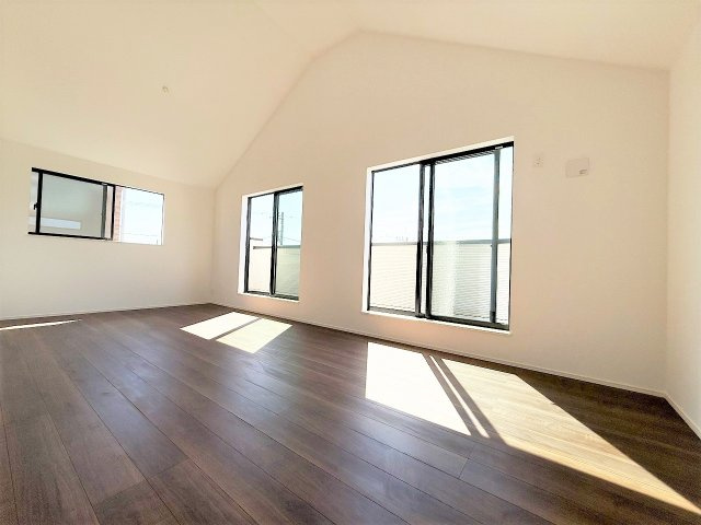 【洋室】 | 【仲介手数料２３０万円が無料！】■眺望良好■庭スペースあり■高台■陽当り良好 | 【諸費用が２３０万円ＯＦＦ」です！】
■詳細は「物件概要」の「諸費用」欄をご確認下さい！
■周辺より高台につき陽当りも開放感も良好！
■吹抜け天井のリビングダイニングからの眺望が抜群！
■内覧可能