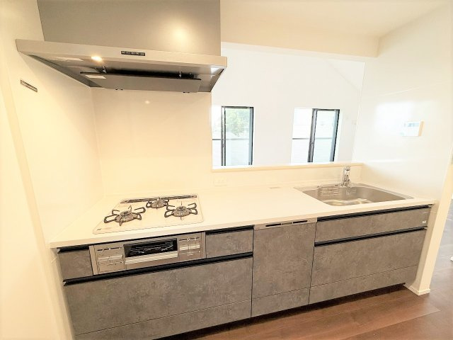 【キッチン】 | 【仲介手数料２３０万円が無料！】■眺望良好■庭スペースあり■高台■陽当り良好 | 【諸費用が２３０万円ＯＦＦ」です！】
■詳細は「物件概要」の「諸費用」欄をご確認下さい！
■周辺より高台につき陽当りも開放感も良好！
■吹抜け天井のリビングダイニングからの眺望が抜群！
■内覧可能