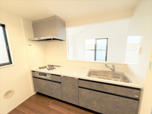 【キッチン】 | 【仲介手数料２３０万円が無料！】■眺望良好■庭スペースあり■高台■陽当り良好 | 【諸費用が２３０万円ＯＦＦ」です！】
■詳細は「物件概要」の「諸費用」欄をご確認下さい！
■周辺より高台につき陽当りも開放感も良好！
■吹抜け天井のリビングダイニングからの眺望が抜群！
■内覧可能