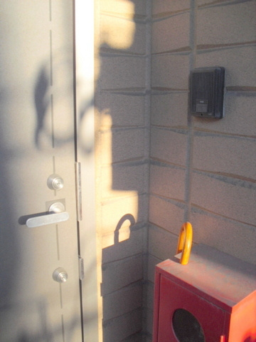 コンフォートハウスのエントランス|ダブルキー採用の玄関ドア