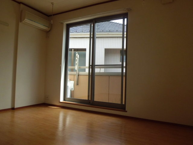 コンフォートハウスの居間・リビング|南東向き角部屋２面採光で室内明るくなっております