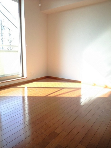 コンフォートハウスの寝室|南東向き角部屋２面採光で室内明るくなっております