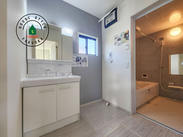 福岡市西区太郎丸2丁目第2-1棟（1号棟）の脱衣所|ゆとりの洗面スペースで朝の身支度もスムーズに。暮らしを快適に変えるシャワー付洗面台です！