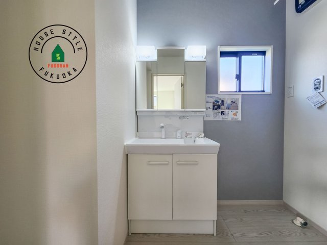 福岡市西区太郎丸2丁目第2-1棟（1号棟）の独立洗面台|毎日使うものだから清潔な空間を保ちたい水回り。洗面にはそんな願いを解消させてくれる収納アイデアが満載です。三面鏡の裏側にはキャビネットが現れ小物から背の高い物まで収納できます。