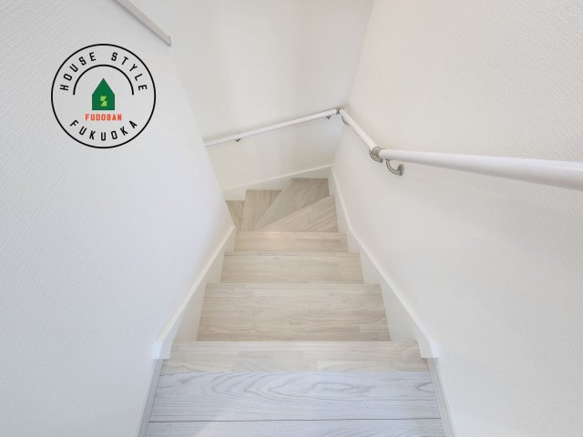 福岡市西区太郎丸2丁目第2-1棟（1号棟）の内装|階段からも明るい光が入ります。採光や通風も階段の重要な役割です。