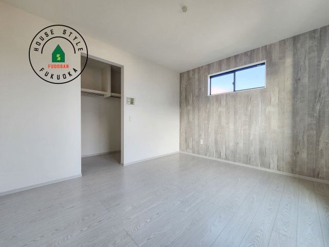 福岡市西区太郎丸2丁目第2-1棟（1号棟）の寝室|主寝室には収納力に優れたクローゼットがありますので、お部屋もすっきり片付きます。