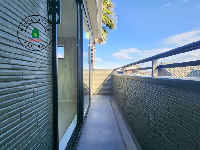 福岡市西区太郎丸2丁目第2-1棟（1号棟）のバルコニー|風をしっかりと感じられるバルコニーでは、毎日が洗濯日和です。広々としているので洗濯も楽しくなるでしょうし、気分転換にバルコニーからの眺めを楽しむのもいいでしょう。