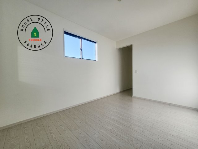 福岡市西区太郎丸2丁目第2-1棟（1号棟）の子供部屋|柔らかい陽光が差し込む明るいお部屋を演出する設計。彩光の取れる窓が気持ちの良いお部屋を創り上げます。