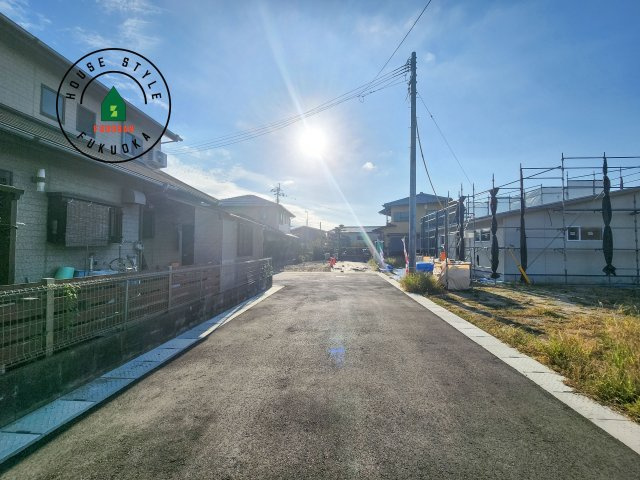 福岡市西区太郎丸2丁目第2-1棟（1号棟）の前面道路含む現地写真|前面道路は閑静な住宅地をはしる車通りの少ない道路。お車の出し入れが苦手なママや小さなお子様にも安心ですね。しっかり舗装もされているので、ベビーカーや自転車で通っても快適に通行できます。