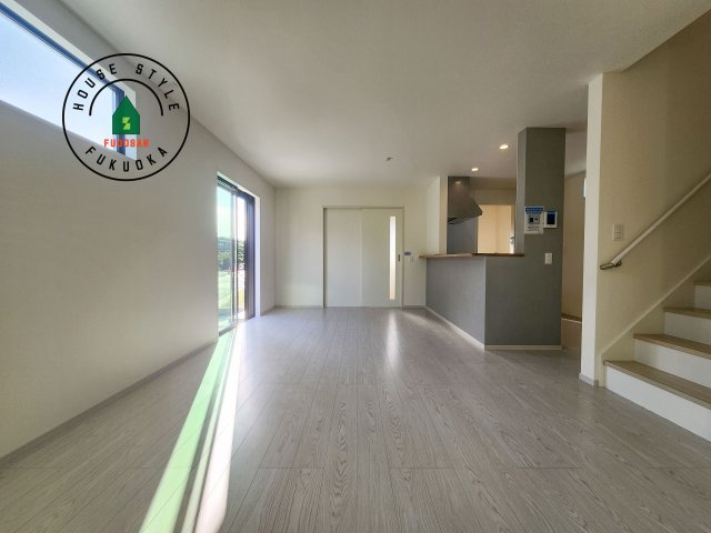 福岡市西区太郎丸2丁目第2-1棟（1号棟）の居間・リビング|ご家族を近くに感じられる対面キッチンのLDK。会話もはずみそうですね。