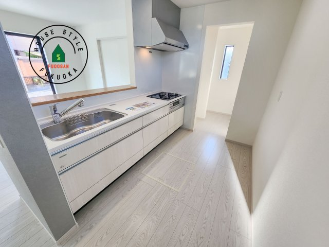 福岡市西区太郎丸2丁目第2-1棟（1号棟）のキッチン|ダイニングテーブルへの配膳がラクラク、お料理はかどるカウンター付きシステムキッチン！