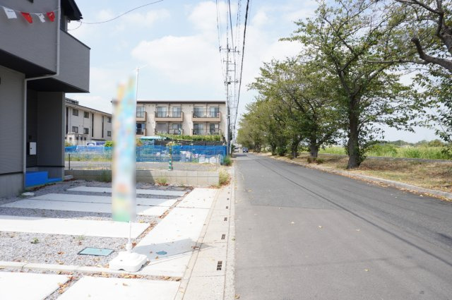 越谷市花田4丁目 新築分譲住宅 全2棟 1号棟の前面道路含む現地写真