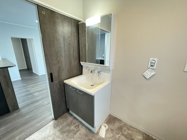 【その他】 | 【新築分譲住宅】天童市柏木町二丁目　全3棟 | 【Powder room】
落ち着いた空間を演出するカラーと、ゆったり落ち着いてお使い頂ける広さが魅力のパウダールーム。居室からも独立しており、プライベート空間を保ちます。