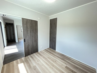 【洋室】 | 【新築分譲住宅】天童市柏木町二丁目　全3棟 | 【Style Room】
家族一人ひとりの大切なプライベート空間。趣味・感性で個性的に飾って頂けるようシンプルに仕上げてあります。自分時間を充実させながら心豊かなひとときを過ごすための大切な空間。