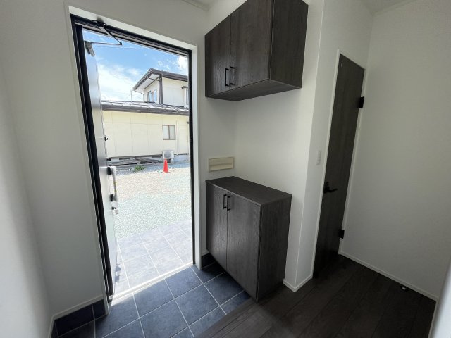 【玄関】 | 【新築分譲住宅】天童市柏木町二丁目　全3棟 | 【Entrance】
お客様をお迎えする玄関は落ち着いた雰囲気。帰り着くたびに洗練されたテイストの空間に迎えられ誇りと喜びを感じる玄関まわりです。