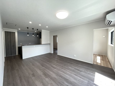 【居間・リビング】 | 【新築分譲住宅】天童市柏木町二丁目　全3棟 | 【Living room】
広々としたリビングダイニングは、シックでモダンな内装。落ち着いた雰囲気に包まれて、伸びやかな空間の中で、ゆったりと家族団らんのひとときを過ごせます。