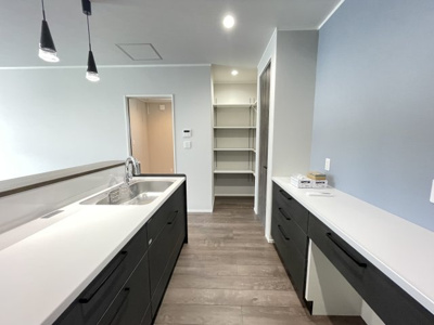 【キッチン】 | 【新築分譲住宅】天童市柏木町二丁目　全3棟 | 【Kitchen】
内装の主役でもあり、日常活躍する重要な水回りでもあるからこそ機能性・デザイン性に力を入れております。お手入れのしやすいシステムキッチンを採用しております。
