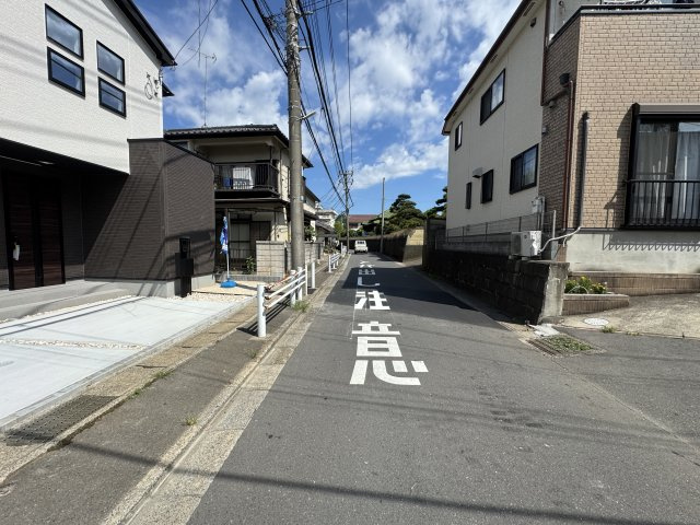 松戸市和名ケ谷新築戸建【和名ケ谷小学校：3分】の前面道路含む現地写真|東側前面道路・幅員約6ｍ