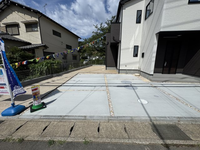 松戸市和名ケ谷新築戸建【和名ケ谷小学校：3分】の駐車場|駐車スペース・並列2台駐車可